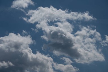 Gökyüzündeki bulutlar. Bulutlarla dolu bir gökyüzünün muhteşem manzarası. Bulutlu bir gökyüzünün derinliği ve üç boyutlu.