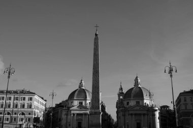 Piazza del Popolo 'nun ikiz kiliseleri Montesanto' daki Santa Maria veya Chiesa degli Artisti ve Carlo Rainaldi tarafından tasarlanan ve Gian Lorenzo Bernini tarafından tamamlanan Santa Maria dei Miracoli 'dir.