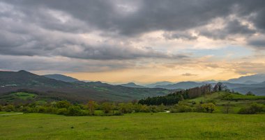 Molise, Adriyatik Denizi 'ne bakan bir İtalyan bölgesidir. Abruzzo Ulusal Parkı 'nın zengin vahşi yaşam ve patikaları olan Appennine dağ sırasındaki bir bölümünü içerir..