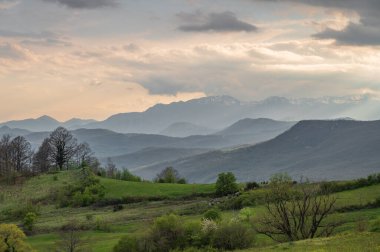 Molise, Adriyatik Denizi 'ne bakan bir İtalyan bölgesidir. Abruzzo Ulusal Parkı 'nın zengin vahşi yaşam ve patikaları olan Appennine dağ sırasındaki bir bölümünü içerir..