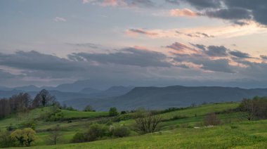 Molise, Adriyatik Denizi 'ne bakan bir İtalyan bölgesidir. Abruzzo Ulusal Parkı 'nın zengin vahşi yaşam ve patikaları olan Appennine dağ sırasındaki bir bölümünü içerir..
