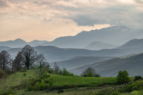 Molise, Adriyatik Denizi 'ne bakan bir İtalyan bölgesidir. Abruzzo Ulusal Parkı 'nın zengin vahşi yaşam ve patikaları olan Appennine dağ sırasındaki bir bölümünü içerir..