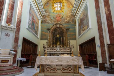 Isernia, Molise. Havari Aziz Petrus Katedrali, Isernia şehrinin en önemli Katolik binasıdır..