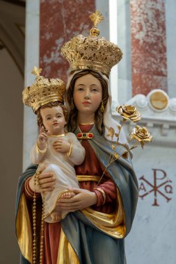 Isernia, Molise. Havari Aziz Petrus Katedrali, Isernia şehrinin en önemli Katolik binasıdır..