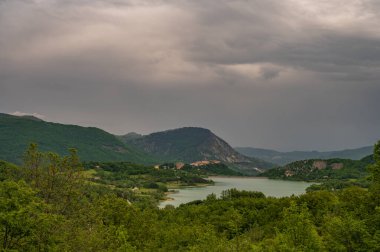 Castel S. Vincenzo Gölü, 1950 sonlarında hidroelektrik amaçlı olarak inşa edilmiş yapay bir havzadır. Gölün 6140 km 'lik bir alanı ve 10 milyon metreküp bir kapasitesi vardır.