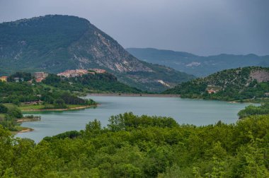 Castel S. Vincenzo Gölü, 1950 sonlarında hidroelektrik amaçlı olarak inşa edilmiş yapay bir havzadır. Gölün 6140 km 'lik bir alanı ve 10 milyon metreküp bir kapasitesi vardır.