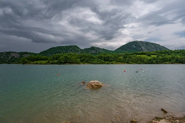 カステル ヴィンチェンツォ湖は 水力発電のために1950年代後半に建設された人工盆地である 湖の面積は6 140Kmで 容量は1 000万立方メートルです — ストック写真