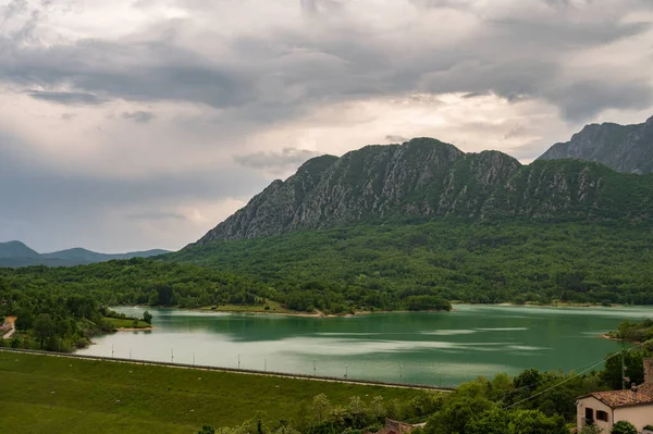 カステル ヴィンチェンツォ湖は 水力発電のために1950年代後半に建設された人工盆地である 湖の面積は6 140Kmで 容量は1 000万立方メートルです — ストック写真