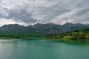 Castel S. Vincenzo Gölü, 1950 sonlarında hidroelektrik amaçlı olarak inşa edilmiş yapay bir havzadır. Gölün 6140 km 'lik bir alanı ve 10 milyon metreküp bir kapasitesi vardır.