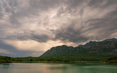 Castel S. Vincenzo Gölü, 1950 sonlarında hidroelektrik amaçlı olarak inşa edilmiş yapay bir havzadır. Gölün 6140 km 'lik bir alanı ve 10 milyon metreküp bir kapasitesi vardır.