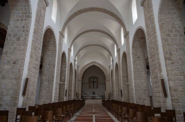 Rocchetta a Volturno, Isernia, Molise. S. Vincenzo al Volturno 'dan Benedictine Manastırı. Benedictine Manastırı, Yukarı Volturno Vadisi 'nde, Isernia ili bölgesinde yer alır..