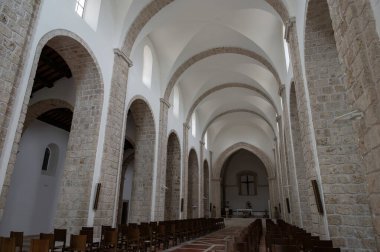 Rocchetta a Volturno, Isernia, Molise. S. Vincenzo al Volturno 'dan Benedictine Manastırı. Benedictine Manastırı, Yukarı Volturno Vadisi 'nde, Isernia ili bölgesinde yer alır..