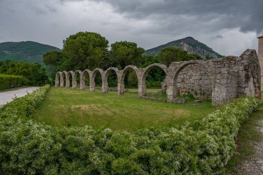 Rocchetta a Volturno, Isernia, Molise. S. Vincenzo al Volturno 'dan Benedictine Manastırı. Benedictine Manastırı, Yukarı Volturno Vadisi 'nde, Isernia ili bölgesinde yer alır..