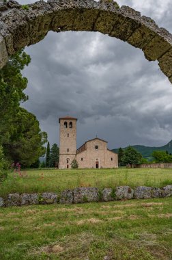 Rocchetta a Volturno, Isernia, Molise. S. Vincenzo al Volturno 'dan Benedictine Manastırı. Benedictine Manastırı, Yukarı Volturno Vadisi 'nde, Isernia ili bölgesinde yer alır..