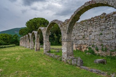 Rocchetta a Volturno, Isernia, Molise. S. Vincenzo al Volturno 'dan Benedictine Manastırı. Benedictine Manastırı, Yukarı Volturno Vadisi 'nde, Isernia ili bölgesinde yer alır..