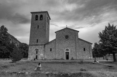 Rocchetta a Volturno, Isernia, Molise. S. Vincenzo al Volturno 'dan Benedictine Manastırı. Benedictine Manastırı, Yukarı Volturno Vadisi 'nde, Isernia ili bölgesinde yer alır..