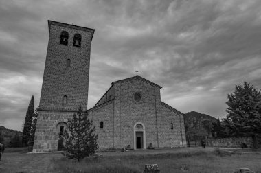 Rocchetta a Volturno, Isernia, Molise. S. Vincenzo al Volturno 'dan Benedictine Manastırı. Benedictine Manastırı, Yukarı Volturno Vadisi 'nde, Isernia ili bölgesinde yer alır..