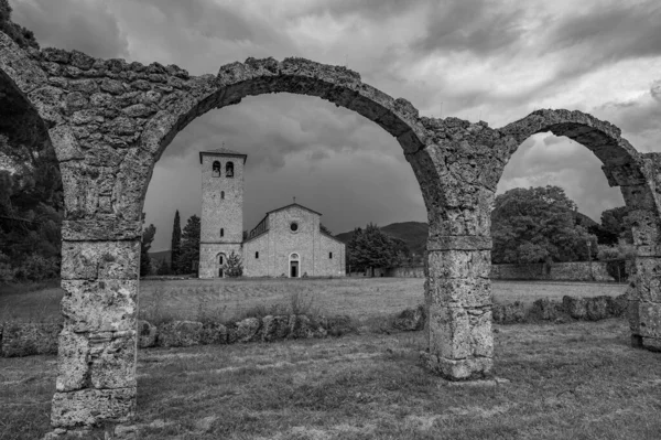 罗切塔火山 伊塞里亚 莫利斯S Vincenzo Volturno本笃会修道院 本笃会历史修道院位于伊塞里亚省境内的上沃尔特诺谷 — 图库照片