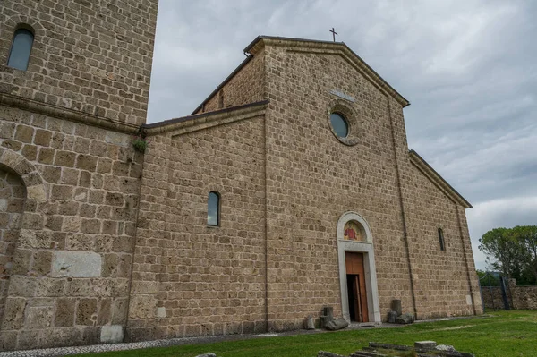 ロチェッタ ヴォルトゥルノ イゼルニア モリーゼ ヴィンチェンツォ ヴォルトゥルノのベネディクト会修道院 歴史的ベネディクト会修道院は 上ヴォルトゥルノ渓谷のイゼルニア州の領土に位置しています — ストック写真