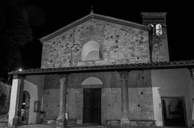 1085 ve 1096 yılları arasında inşa edilmiş ve 13. yüzyılda kısmen yeniden inşa edilmiştir. Orta Çağ 'ın sonlarına doğru terasotta sütunlarıyla zarif bir mimar portico gable faade' e yaslanıyor..