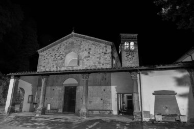 1085 ve 1096 yılları arasında inşa edilmiş ve 13. yüzyılda kısmen yeniden inşa edilmiştir. Orta Çağ 'ın sonlarına doğru terasotta sütunlarıyla zarif bir mimar portico gable faade' e yaslanıyor..