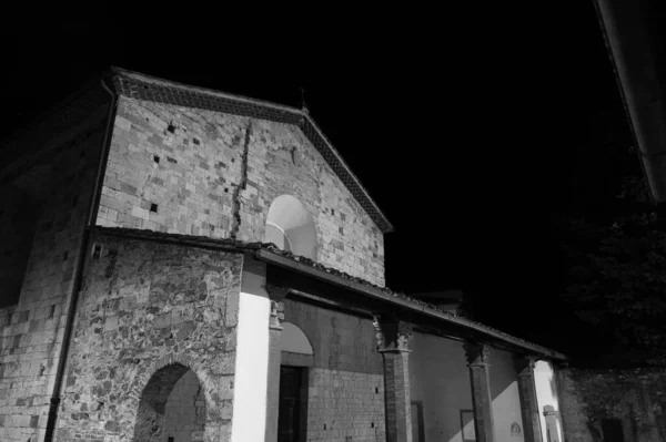 1085年から1096年の間に建てられ 13世紀に部分的に再建された 中世後期のテラコッタ製の柱を持つエレガントなアーチ型のポルティコは 切妻に対して傾斜します — ストック写真