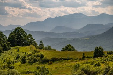Molise, Adriyatik Denizi 'ne bakan bir İtalyan bölgesidir. Abruzzo Ulusal Parkı 'nın zengin vahşi yaşam ve patikaları olan Appennine dağ sırasındaki bir bölümünü içerir..