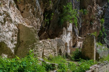 Valle 'deki San Martino Manastırı, Fara San Martino' daki Gole di Fara San Martino yakınlarında yıkık bir Benedictine manastırı. İlk kaynaklar 829 yılına dayanıyor..