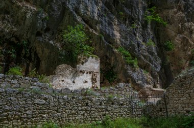 Valle 'deki San Martino Manastırı, Fara San Martino' daki Gole di Fara San Martino yakınlarında yıkık bir Benedictine manastırı. İlk kaynaklar 829 yılına dayanıyor..