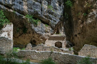 Valle 'deki San Martino Manastırı, Fara San Martino' daki Gole di Fara San Martino yakınlarında yıkık bir Benedictine manastırı. İlk kaynaklar 829 yılına dayanıyor..