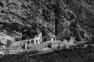 Valle 'deki San Martino Manastırı, Fara San Martino' daki Gole di Fara San Martino yakınlarında yıkık bir Benedictine manastırı. İlk kaynaklar 829 yılına dayanıyor..