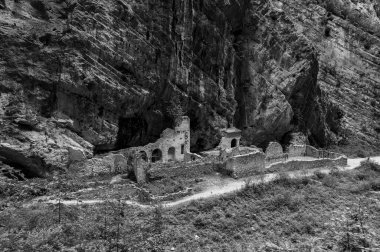 Valle 'deki San Martino Manastırı, Fara San Martino' daki Gole di Fara San Martino yakınlarında yıkık bir Benedictine manastırı. İlk kaynaklar 829 yılına dayanıyor..