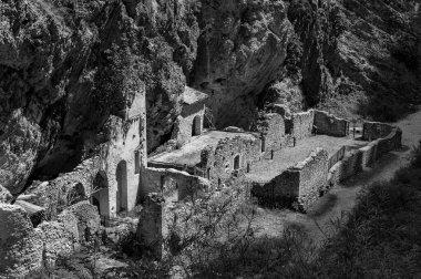 Valle 'deki San Martino Manastırı, Fara San Martino' daki Gole di Fara San Martino yakınlarında yıkık bir Benedictine manastırı. İlk kaynaklar 829 yılına dayanıyor..