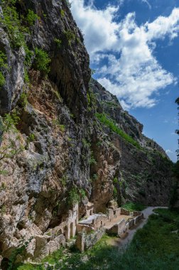 Valle 'deki San Martino Manastırı, Fara San Martino' daki Gole di Fara San Martino yakınlarında yıkık bir Benedictine manastırı. İlk kaynaklar 829 yılına dayanıyor..
