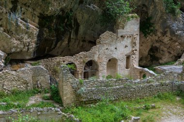 Valle 'deki San Martino Manastırı, Fara San Martino' daki Gole di Fara San Martino yakınlarında yıkık bir Benedictine manastırı. İlk kaynaklar 829 yılına dayanıyor..