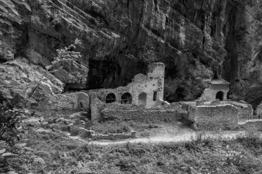 Valle 'deki San Martino Manastırı, Fara San Martino' daki Gole di Fara San Martino yakınlarında yıkık bir Benedictine manastırı. İlk kaynaklar 829 yılına dayanıyor..