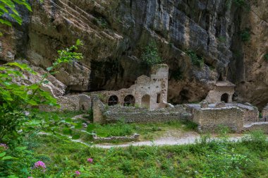 Valle 'deki San Martino Manastırı, Fara San Martino' daki Gole di Fara San Martino yakınlarında yıkık bir Benedictine manastırı. İlk kaynaklar 829 yılına dayanıyor..