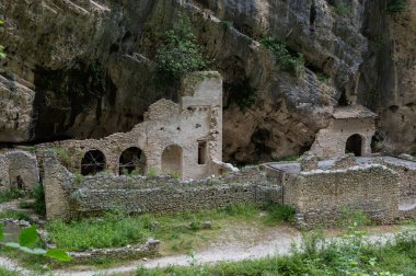Valle 'deki San Martino Manastırı, Fara San Martino' daki Gole di Fara San Martino yakınlarında yıkık bir Benedictine manastırı. İlk kaynaklar 829 yılına dayanıyor..
