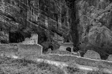 Valle 'deki San Martino Manastırı, Fara San Martino' daki Gole di Fara San Martino yakınlarında yıkık bir Benedictine manastırı. İlk kaynaklar 829 yılına dayanıyor..