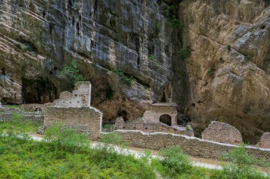 Valle 'deki San Martino Manastırı, Fara San Martino' daki Gole di Fara San Martino yakınlarında yıkık bir Benedictine manastırı. İlk kaynaklar 829 yılına dayanıyor..