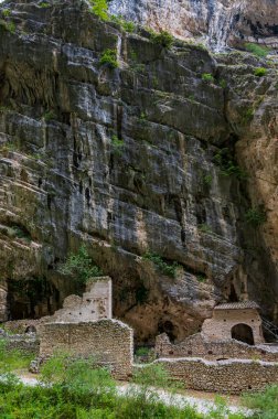 Valle 'deki San Martino Manastırı, Fara San Martino' daki Gole di Fara San Martino yakınlarında yıkık bir Benedictine manastırı. İlk kaynaklar 829 yılına dayanıyor..