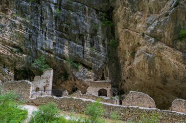 Valle 'deki San Martino Manastırı, Fara San Martino' daki Gole di Fara San Martino yakınlarında yıkık bir Benedictine manastırı. İlk kaynaklar 829 yılına dayanıyor..