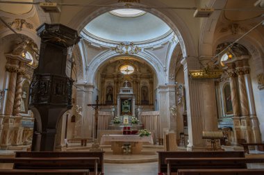 Çocuk İsa Kilisesi ya da Aziz Nicholas ve Clemente Kilisesi. 1. Piazza Umberto 'da, belediye binasının önünde yer almaktadır. Orijinal bina 16. yüzyıla dayanıyor..