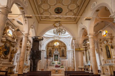 Çocuk İsa Kilisesi ya da Aziz Nicholas ve Clemente Kilisesi. 1. Piazza Umberto 'da, belediye binasının önünde yer almaktadır. Orijinal bina 16. yüzyıla dayanıyor..