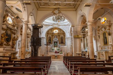 Çocuk İsa Kilisesi ya da Aziz Nicholas ve Clemente Kilisesi. 1. Piazza Umberto 'da, belediye binasının önünde yer almaktadır. Orijinal bina 16. yüzyıla dayanıyor..