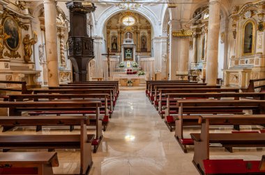 Çocuk İsa Kilisesi ya da Aziz Nicholas ve Clemente Kilisesi. 1. Piazza Umberto 'da, belediye binasının önünde yer almaktadır. Orijinal bina 16. yüzyıla dayanıyor..