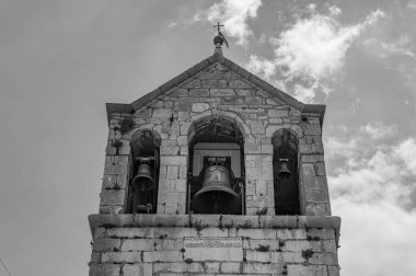 Çocuk İsa Kilisesi ya da Aziz Nicholas ve Clemente Kilisesi. 1. Piazza Umberto 'da, belediye binasının önünde yer almaktadır. Orijinal bina 16. yüzyıla dayanıyor..