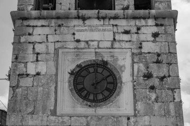 Çocuk İsa Kilisesi ya da Aziz Nicholas ve Clemente Kilisesi. 1. Piazza Umberto 'da, belediye binasının önünde yer almaktadır. Orijinal bina 16. yüzyıla dayanıyor..