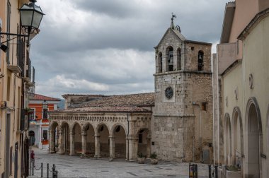 Çocuk İsa Kilisesi ya da Aziz Nicholas ve Clemente Kilisesi. 1. Piazza Umberto 'da, belediye binasının önünde yer almaktadır. Orijinal bina 16. yüzyıla dayanıyor..