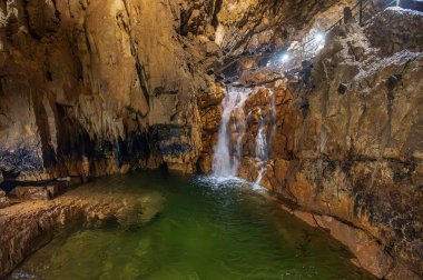Stiffe mağaraları, San Demetrio ne 'Vestini belediyesinin Stiffe yakınlarındaki Sirente-Velino doğal parkında yer alan bir karst mağara kompleksidir.
